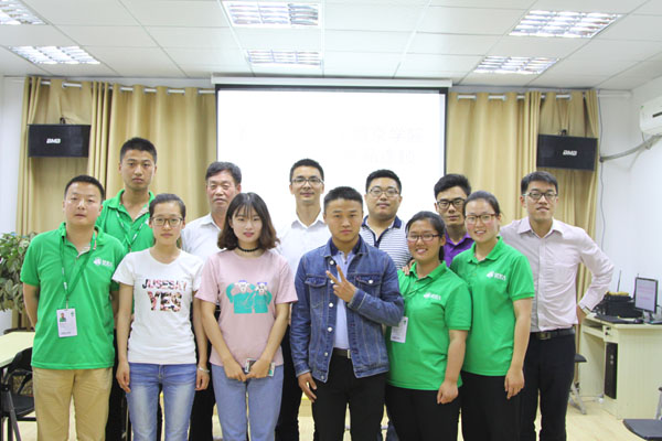 02与企业负责人及学生合影.JPG 02与企业负责人及学生合影.JPG