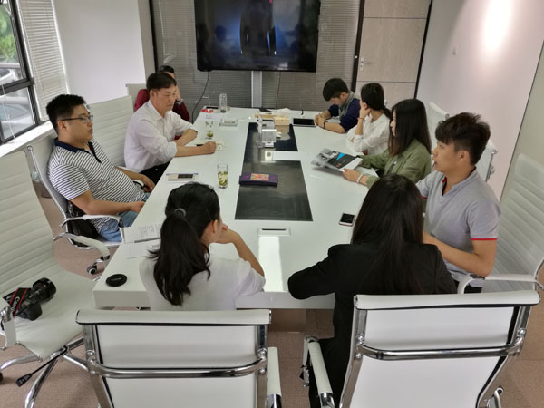 04在企业与学生座谈.jpg 04在企业与学生座谈.jpg