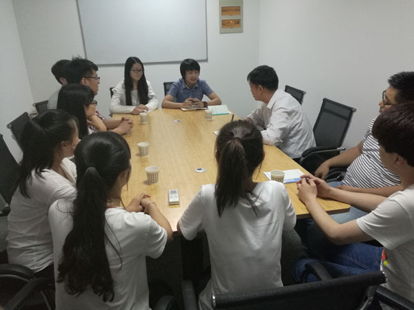 03在企业与学生座谈.jpg 03在企业与学生座谈.jpg